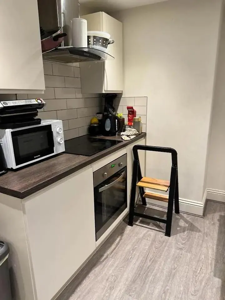 Room With Bathroom Next To Sheffield Cathedral City Centre